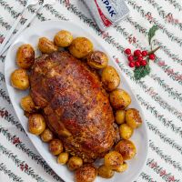 Χοιρινό μπούτι γεμιστό με ξερά βερίκοκα και τυριά