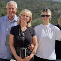 Οινοποιία Τσιμπίδη: Η οικογένεια πίσω από την αναβίωση του κρασιού της Μονεμβασιάς