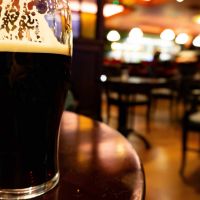 Γιατί ξαφνικά όλοι παίρνουν μαύρες μπίρες;