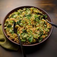 Σαλάτα με noodles, μπρόκολο και μποκ τσόι