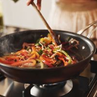 Μήπως τα σκεύη της κουζίνας μεταφέρουν χημικά στο πιάτο σου;