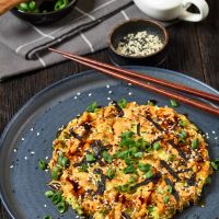 Okonomiyaki: Οι αλμυρές τηγανίτες με λάχανο της Ιαπωνίας