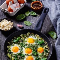 Χόρτα με αυγά στο τηγάνι
