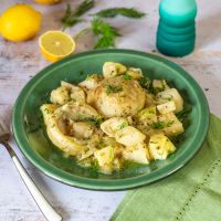 Αγκινάρες λαδερές με σελινόριζα, πράσα και πατάτα