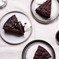 Brownies με μαρμελάδα φρούτα του δάσους και σαντιγί