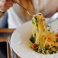 Πώς να μειώσεις την αύξηση του σακχάρου στο αίμα αμέσως μετά το φαγητό