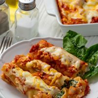 Κανελόνια με σπανάκι, ρικότα και κόκκινη σάλτσα