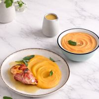 Κοτόπουλο με προσούτο, φασκόμηλο και πουρέ γλυκοπατάτας-καρότου