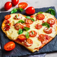 Πίτσα σε σχήμα καρδιάς με ντομάτα, μοτσαρέλα και βασιλικό