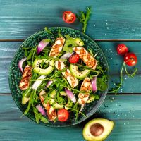 Σαλάτα με ρόκα, ψητό χαλούμι και αβοκάντο 