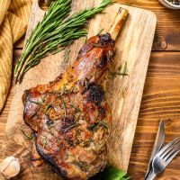 Αρνίσιο μπούτι στο φούρνο μαγειρεμένο με βότανα