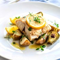 Μπακαλιάρος λεμονάτος με πατάτες και αγκινάρες