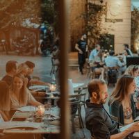 Πλατεία Αγίων Θεοδώρων: Πού να βγεις για καφέ, πρωινό, φαγητό και ποτό