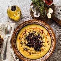 Φάβα παντρεμένη με καραμελωμένα κρεμμύδια και κάπαρη