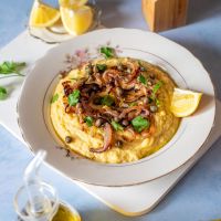 Φάβα με καραμελωμένα κρεμμύδια και κάπαρη