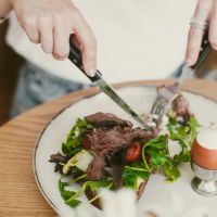 Όσοι τρώνε περισσότερο κρέας ζούνε μέχρι τα 100, υποστηρίζει νέα μελέτη