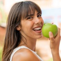 Ένα μήλο την ημέρα τον γιατρό τον κάνει πέρα: Ισχύει τελικά;