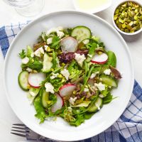 Πράσινη σαλάτα με ραπανάκια, αγγούρι και φιστίκια Αιγίνης