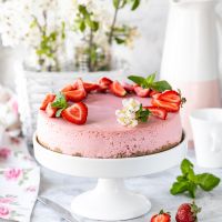 Ροζ cheesecake με φράουλες