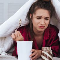 Τι λένε οι ειδικοί για τη συναισθηματική πείνα και τη διατροφή που λειτουργεί ως «καταφύγιο»