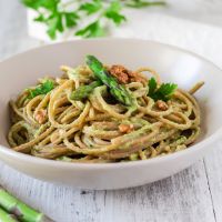 Σπαγγέτι με σπαράγγια, καρύδια και σάλτσα μαϊντανού