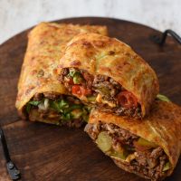 Burger wrap με «τορτίγιες» από κρεμμύδι