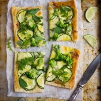 Τάρτα με κολοκυθάκια, μπρόκολο και vegan τυρί