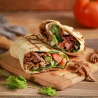 Wraps με αρνί, γιαούρτι και μυρωδικά 