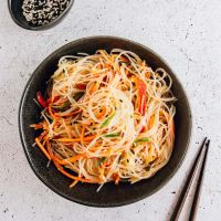 Σαλάτα funchoza με λαχανικά, noodles, σησαμέλαιο και σόγια σως