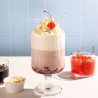 Η συνταγή για ice cream soda με παγωτό, σόδα και γλυκό του κουταλιού κεράσι