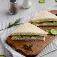 Cucumber sandwich: Το αγγλικό σάντουιτς με αγγούρι και βούτυρο