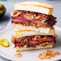Pastrami sandwich (σάντουιτς με παστράμι) 