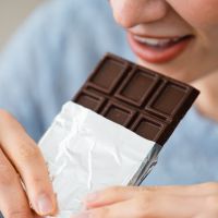 Ποια σοκολάτα συνδέεται με τη μακροζωία σύμφωνα με έρευνα