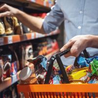 Τα συντηρητικά στα τρόφιμα συνδέονται με υψηλή αρτηριακή πίεση και καρδιακές παθήσεις, σύμφωνα με νέα μελέτη