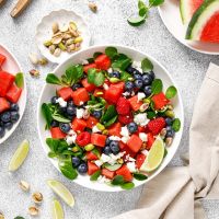 Φρουτοσαλάτα με καρπούζι, berries, φιστίκια και βαλεριάνα