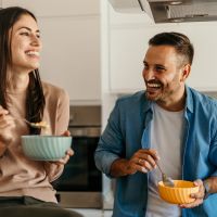 Τρως κάθε μέρα την ίδια ώρα; Η επιστήμη λέει πως υπάρχει καλός λόγος