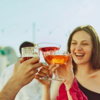 Καύσωνας και αλκοόλ: Ο συνδυασμός που σε «χτυπάει» πιο γρήγορα απ’ όσο νομίζεις