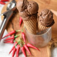 Vegan παγωτό σοκολάτα με τσίλι