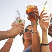 Τι είναι το daycap; Η νέα συνήθεια της Gen Z στο αλκοόλ
