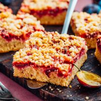 Κέικ με βανίλιες, ούζο και επικάλυψη crumble
