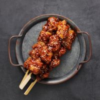 Ιαπωνικά σουβλάκια κοτόπουλου με σάλτσα yakitori