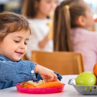 Από smoothies μέχρι νόστιμες ροδέλες μήλου: 10 υγιεινά σνακ για τα παιδιά 