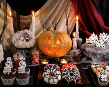 Η τέχνη του Halloween μπουφέ: Δημιουργικά treats και θεματικά κοκτέιλ εμπνευσμένα από το TikTok