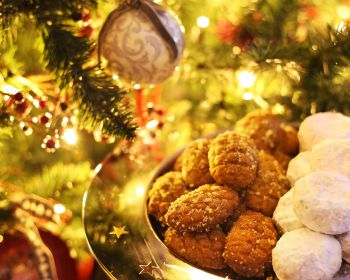 Κουραμπιέδες, μελομακάρονα και δίπλες: Τα κλασικά γλυκά των Χριστουγέννων και η ιστορία τους