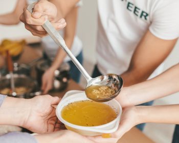 Οι σπουδαστές της σχολής La Chef Levi στη Θεσσαλονίκη μετατρέπουν τη βιωσιμότητα σε πράξη προσφοράς