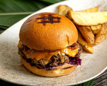 Κλασικά αυτοκίνητα, αυθεντικό Texas BBQ και ρετρό μουσική στο γκολφ Γλυφάδας 