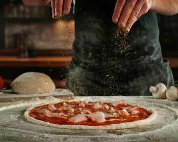 Η «πίτσα από το μπαλκόνι» που σχηματίζει ουρές στο Όσλο