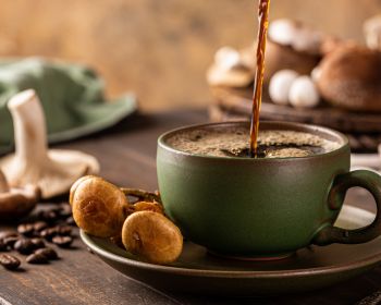 Καφές από μανιτάρια: Το νέο wellness trend και τι λέει η επιστήμη γι’ αυτό