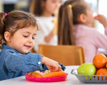 Από smoothies μέχρι νόστιμες ροδέλες μήλου: 10 υγιεινά σνακ για τα παιδιά 