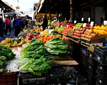 Λαϊκές αγορές: Τι αλλάζει σε ωράριο, άδειες και θέσεις πωλητών